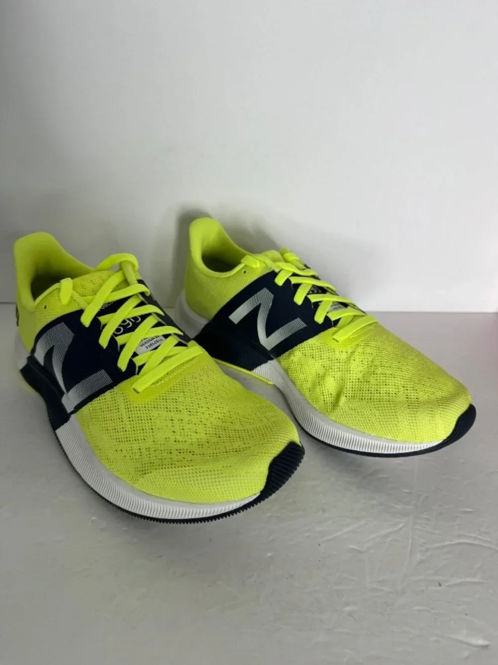 NIB New Balance 890 V8 Running Sneakers Womens US 7.5 EU 38 Vibrant Lemon Slush